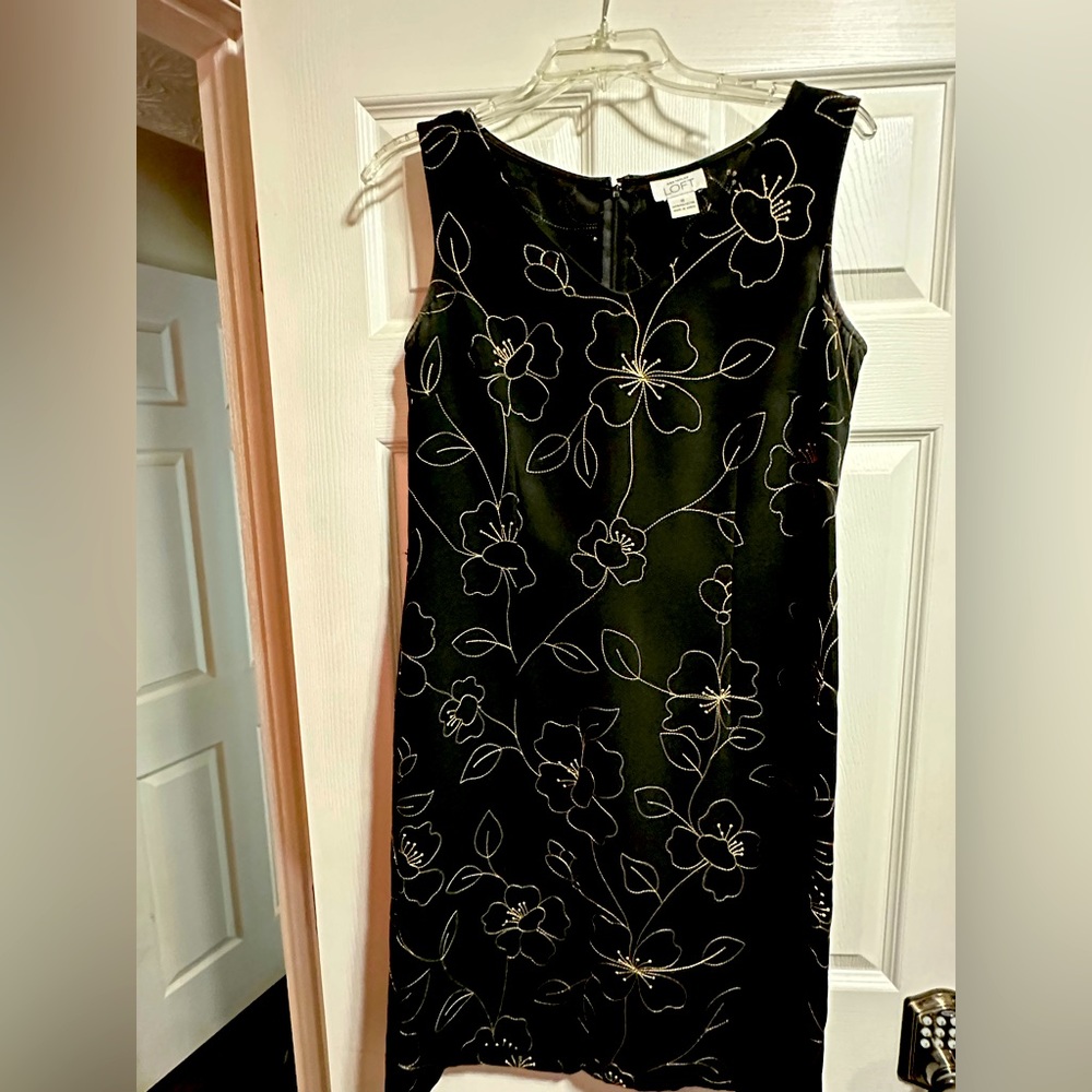 Ann Taylor Dress Size 8 Black with good embroidery